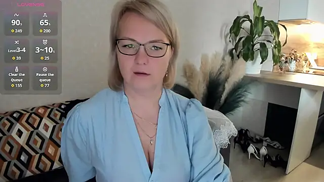 Juarnea blonde cam girl