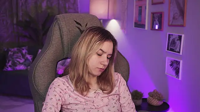 LunaWhispery blonde webcam girl
