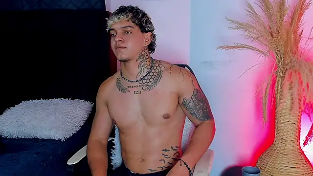 Noah__Browm live cam on StripChat
