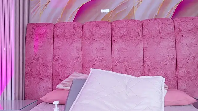 emmacurvy live cam preview