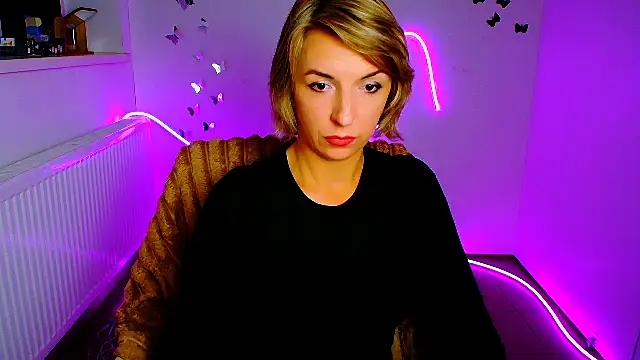 Lana_Foxyy live cam on StripChat