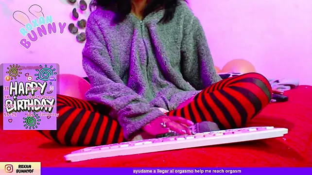 Roxanbunny1 live cam on StripChat