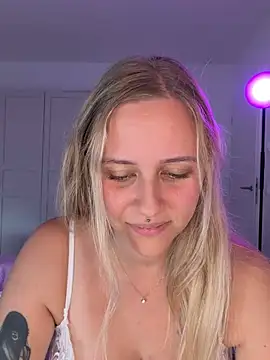 lunawolf21 Live Webcam on Stripchat