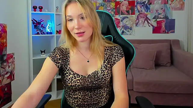 ElaraVoltage live cam on StripChat