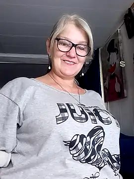 irinamaux live cam on StripChat