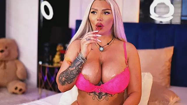 BlancheLuxe live cam on StripChat