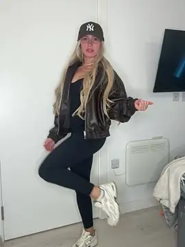 SexySaraxxoo live cam on StripChat