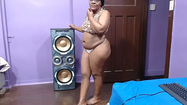 BustyMomo live cam preview
