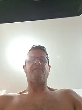 Gugatoys live cam on StripChat