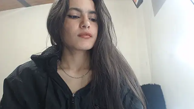 skinny_sweet2411 live cam on StripChat