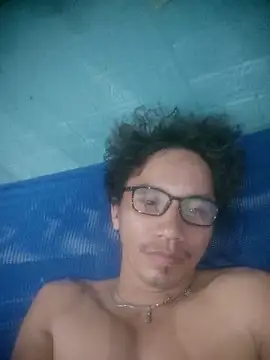 traiwe06 live cam on StripChat