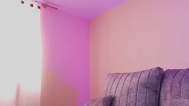 MiaColucci18 live cam on StripChat