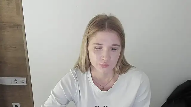 HoneyDoll7 live cam on StripChat
