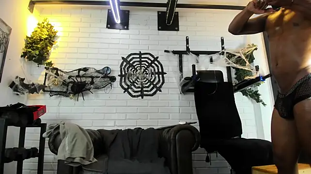 ItaloMoore live cam on StripChat