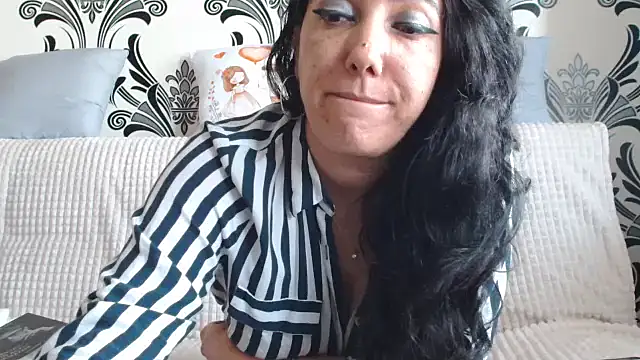 BellaVelvetNoir live cam preview