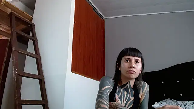 Emilia_1995 live sex cam