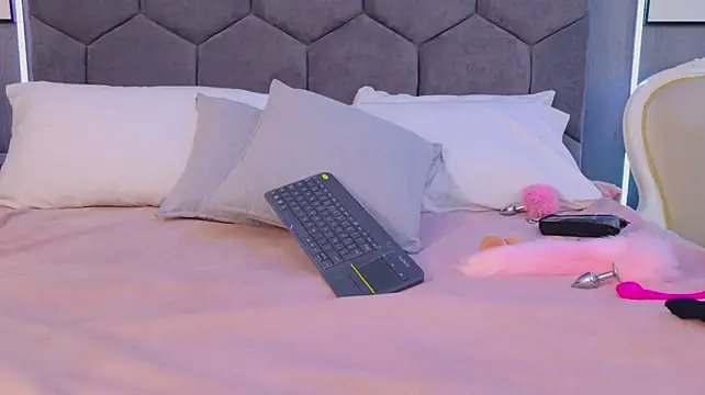 Violet_Lux live room snapshot on Stripchat
