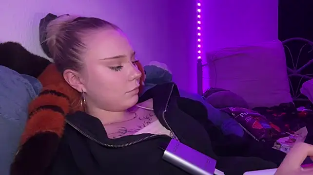 KyraBumbray live cam on StripChat