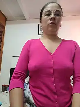 selena_gomez2 live cam on StripChat