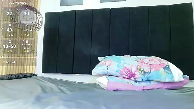 skinnylittlemommy live cam on StripChat