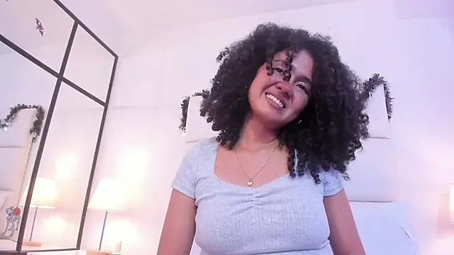 Kiraspell live cam on StripChat