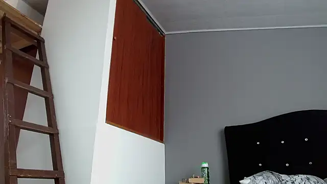 Emilia_1995 live cam on StripChat