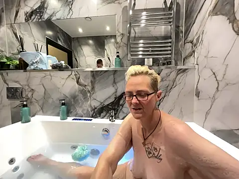 curvy-jinx (Ask my age) - Finger each other in the jacuzzi