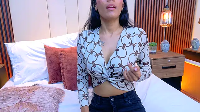 MylaNoir live cam preview