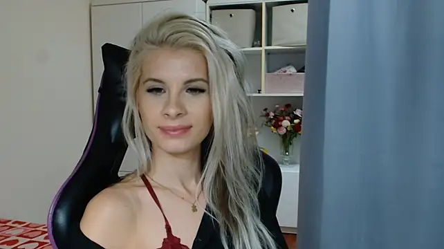 KristineGlow live cam on StripChat
