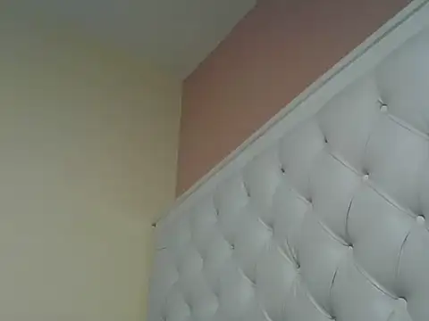 naughtypetite1 live cam on StripChat