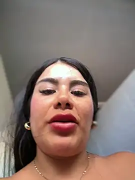 Issane_Peru live cam on StripChat