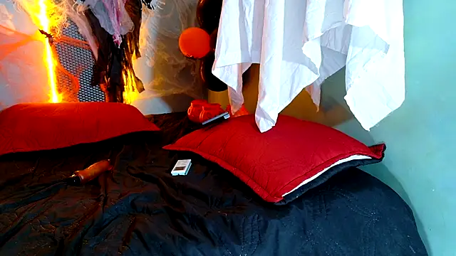 Hornyshow11