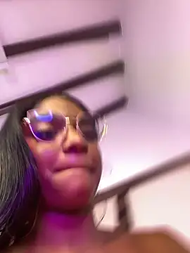 MiaaHoward live cam preview