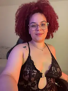 Leyah__ live cam on StripChat