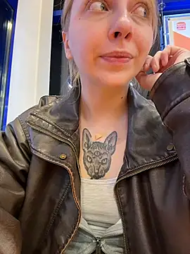 Sunny___Bunny live cam on StripChat