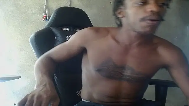 Larry-n-clouds live cam on StripChat