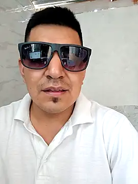 latino17 live cam on StripChat