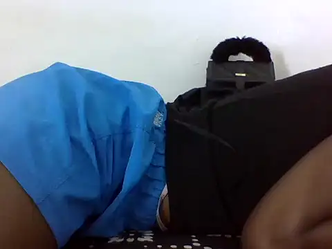 Lavine_001 live cam on StripChat