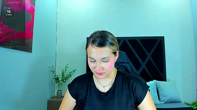Emmaa_white_ live cam on StripChat