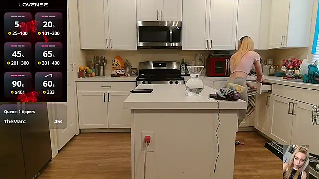Blondiewithanass