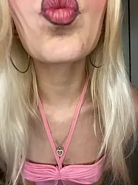 MinnieMausi live cam on StripChat