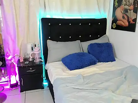 TianaGlows live cam preview