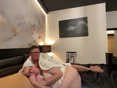 Curvy-Jinx live cam on StripChat
