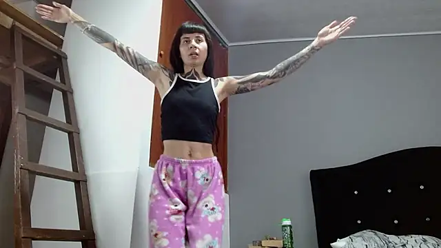 Emilia_1995 live cam on StripChat