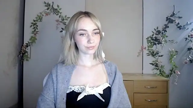 LuciaYoung live cam on StripChat