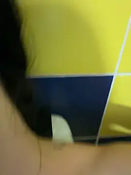 melissa_crazy (F young) - remove my shorts next to public sink 😳