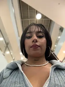 LilacNoir live cam on StripChat