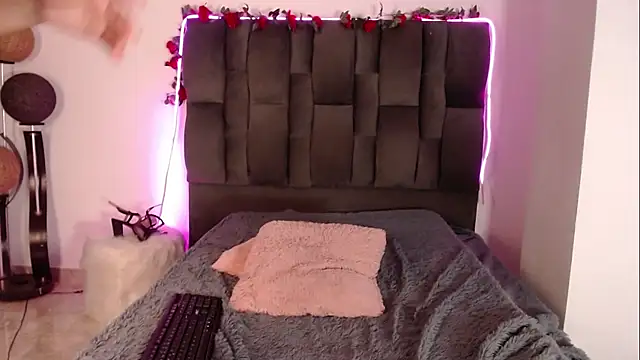 SaritaDreams live cam on StripChat
