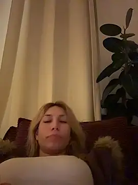 suyneslii live sex cam