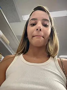 Show de webcam en vivo con missbella_ - Juguetes Lovense interactivos disponibles